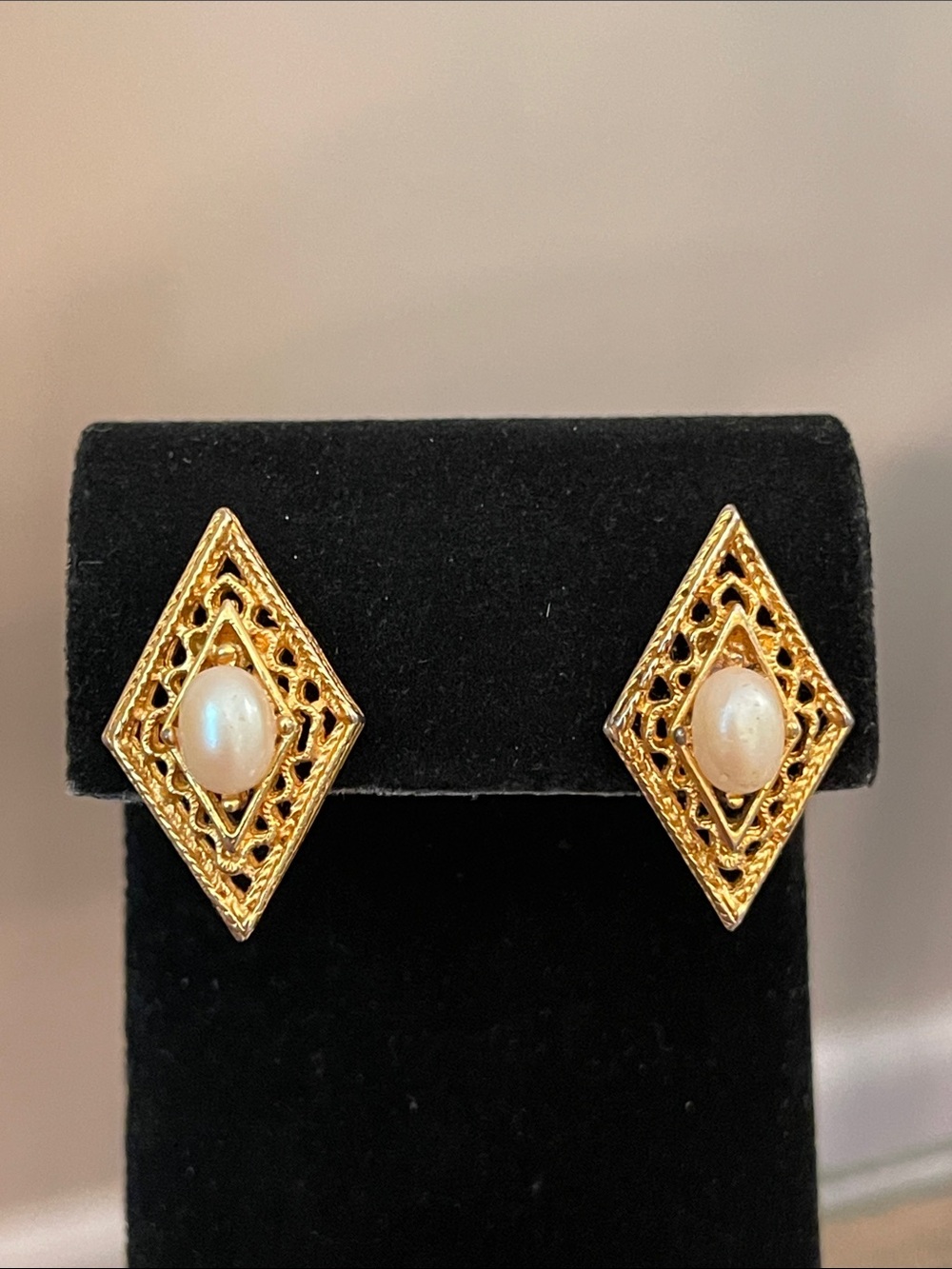 VTG Diamond Shaped Filigree Gold-tone Clip Earrings Faux Cabochon Pearl Center